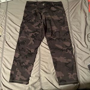 Zyia size 8-10 cropped leggings